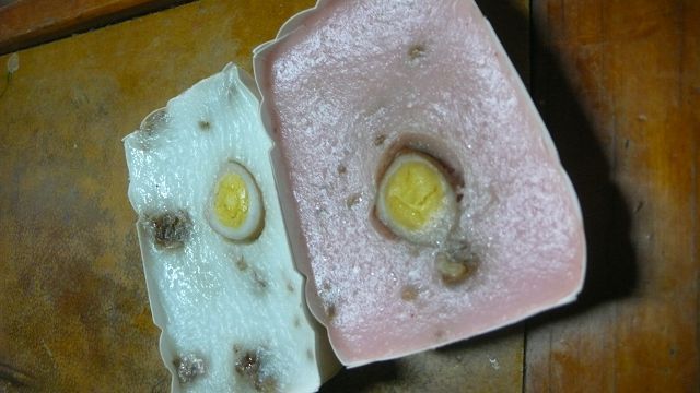 為了讓客家碗粿口味更豐富，還多加了紅麴、油蔥、肉末、蝦米