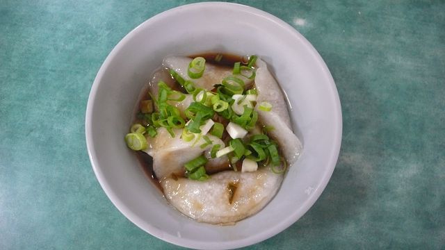 水晶餃內餡只選用豬後腿絞肉加入芹菜並用醬油、鹽巴、油蔥來調味