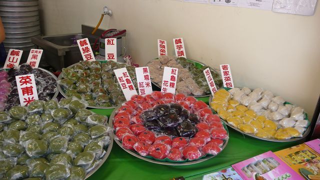 客家菜包和草仔粿有各種顏色和口味
