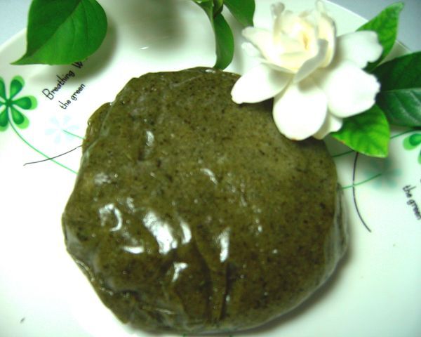  草仔粿不均勻的青綠色，仔細看有一些艾草切碎在其中。