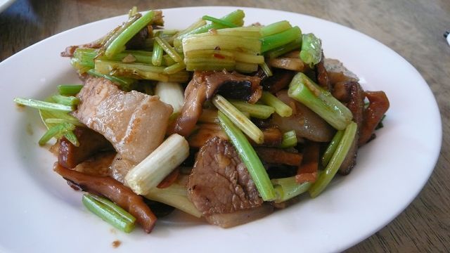 客家小炒收汁的很完全，吃來十分有咬勁