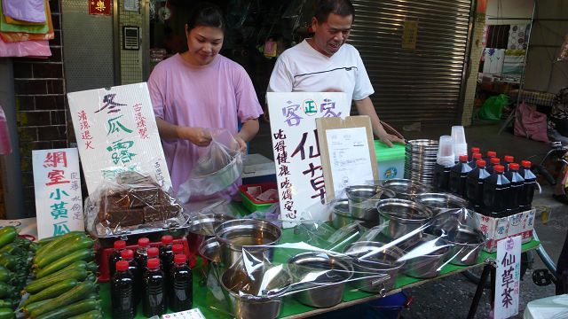 汐止車站對面的市場裡，「正客家仙草」則是一家誠信的仙草老攤