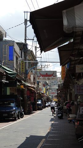 在慈祐宮與武聖廟間，短短二百公尺的新莊老街聚集了五十六間店鋪，昔稱「五十六坎」