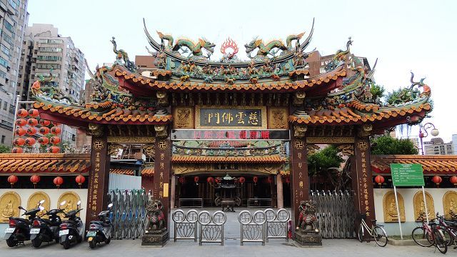 接雲寺新建的山門氣勢雄偉,山門門額書「慈雲佛門」