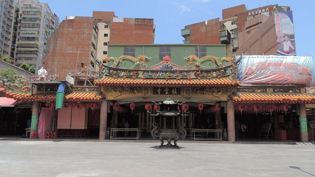 接雲寺至今已有超過一百五十年的歷史，為知名木匠師陳應彬所建造，是板橋四大古廟之首