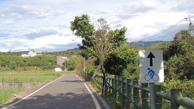 騎上自行車,欣賞八連溪沿岸自然田野之美