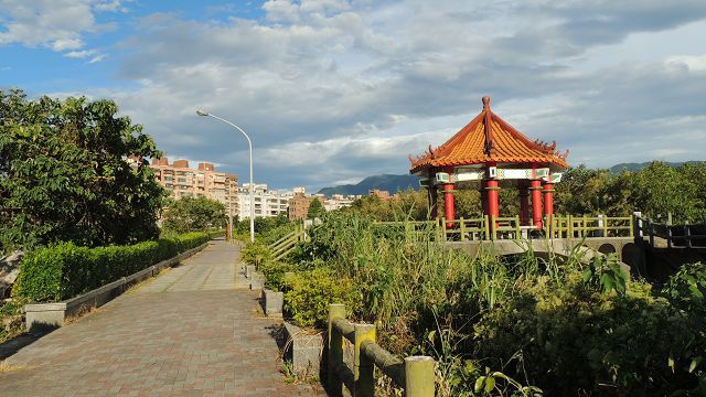 沿著八連溪,景觀不斷開展,遠離塵囂,只聽見流水淙淙